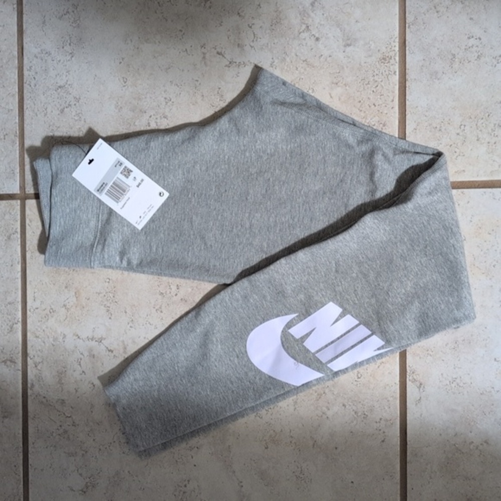 NIKE Sportswear Essential Women's High-Waisted Logo Leggings